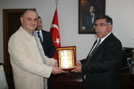 Türkçe Olimpiyatı Komitesi'nden Düzce protokolüne teşekkür plaketi