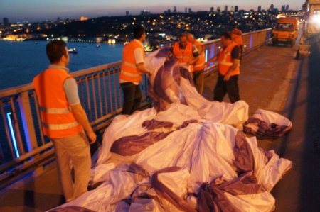 Türkçe Olimpiyatları Bayrağı, Boğaz Köprüsü'nde