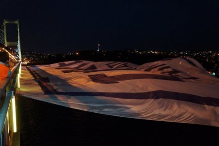 Türkçe Olimpiyatları Bayrağı, Boğaz Köprüsü'nde