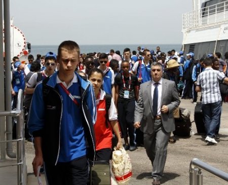 Türkçe Olimpiyatları için Bursa’ya gelen öğrenciler çiçeklerle karşılandı