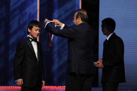 Türkçe Olimpiyatları Şarkı Finalinin Birincisi Tacikistanlı Shohrukh Yunusov