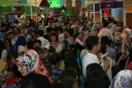 Türkçe Olimpiyatları'na katılan öğrencilere 'star' ilgisi