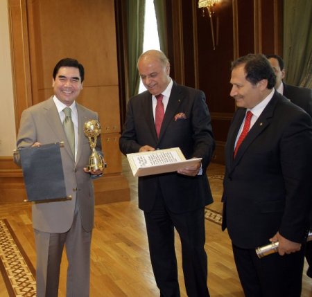 Türkçe Olimpiyatları’ndan Berdimuhamedov’a Ödül