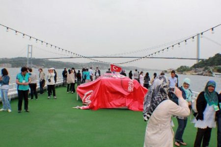 Türkçe Sevdalılarının Boğaz Keyfi Renkli Görüntülere Sahne Oldu