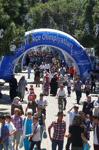 Türkçe Şöleni için birçok ilden insanlar İzmir'e akın etti