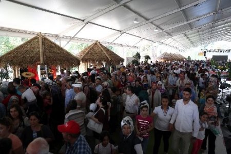 Türkçe Şöleni için birçok ilden insanlar İzmir'e akın etti