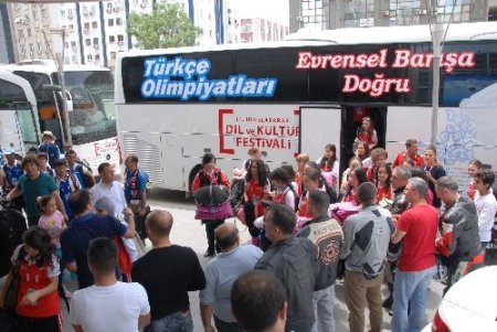 Türkçenin çocukları 500 araçlık konvoyla karşılandı