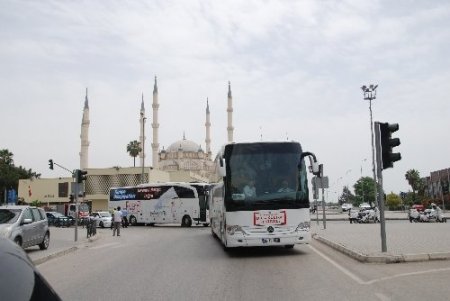 Türkçenin çocukları 500 araçlık konvoyla karşılandı