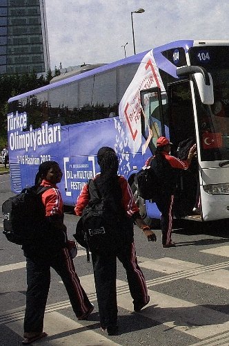 Türkçenin çocukları Anadolu'ya güllerle uğurlandı