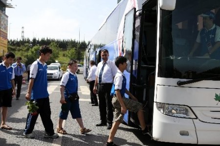 Türkçenin çocukları Anadolu'ya güllerle uğurlandı