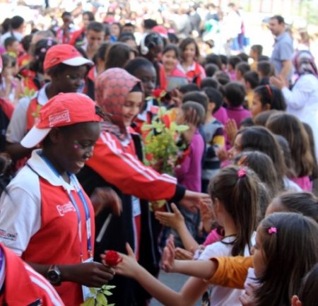 Türkçenin çocukları çiçeklerle karşılandı