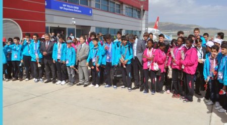 Türkçe'nin Çocukları Mehter Marşıyla Karşılandı