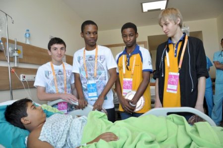 Türkçe'nin Çocuklarından Sünnet Olan Akranları Muhammed'e Sürpriz Ziyaret