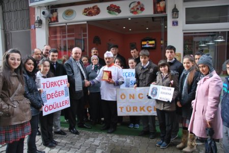 Türkçeye değer veren esnaflar ödüllendirildi