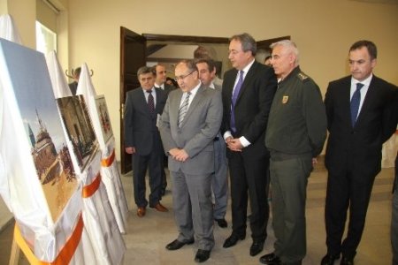 Türkiye ile Hollanda arasındaki dostluk resimlerle anlatılıyor