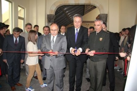 Türkiye ile Hollanda arasındaki dostluk resimlerle anlatılıyor