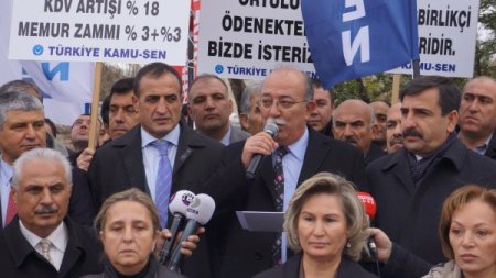 Türkiye Kamu-Sen, 2013 yılı bütçesine Meclis önünde 'hayır' dedi