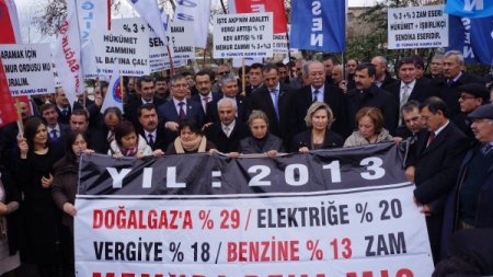 Türkiye Kamu-Sen, 2013 yılı bütçesine Meclis önünde 'hayır' dedi