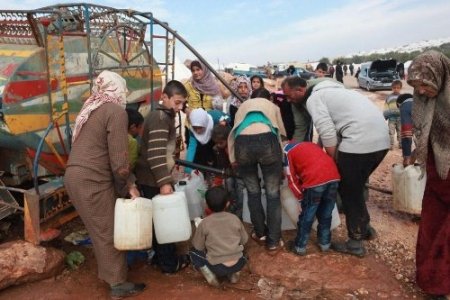 Türkiye sınırındaki Suriyeli sığınmacıların kampları tehlike alarmı veriyor