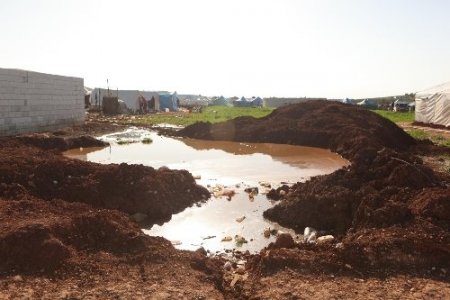 Türkiye sınırındaki Suriyeli sığınmacıların kampları tehlike alarmı veriyor