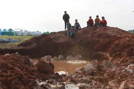 Türkiye sınırındaki Suriyeli sığınmacıların kampları tehlike alarmı veriyor