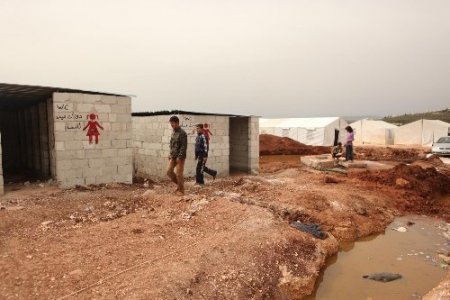 Türkiye sınırındaki Suriyeli sığınmacıların kampları tehlike alarmı veriyor