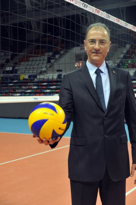 Türkiye Voleybol Federasyonu Başkanı seçilen Özkan Mutlugil görevi devraldı