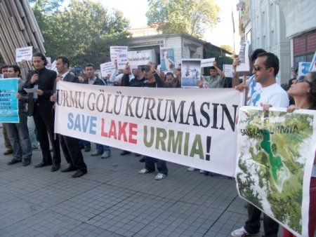Türkiye’de Yaşayan İran Azerileri, Urmu Gölü’nün Kurtarılması İçin Eylem Yaptı