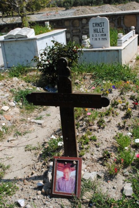 Türkiye'de yerleşik yabancılar, sevdiklerinin mezarına fotoğrafını da koyuyor