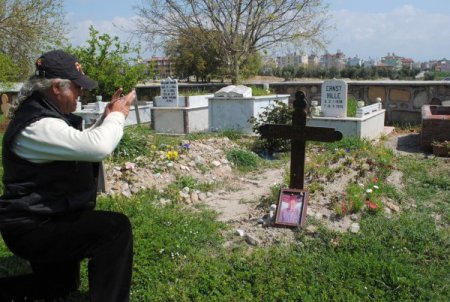 Türkiye'de yerleşik yabancılar, sevdiklerinin mezarına fotoğrafını da koyuyor