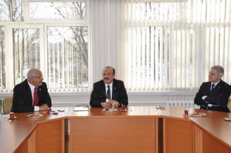 Türkiye'den Kırgızistan'a gelen siyasetçi ve işadamlarından Türk okuluna ziyaret