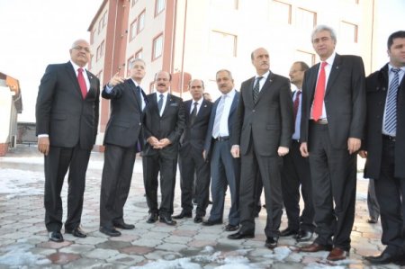 Türkiye'den Kırgızistan'a gelen siyasetçi ve işadamlarından Türk okuluna ziyaret