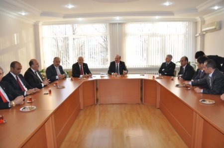 Türkiye'den Kırgızistan'a gelen siyasetçi ve işadamlarından Türk okuluna ziyaret