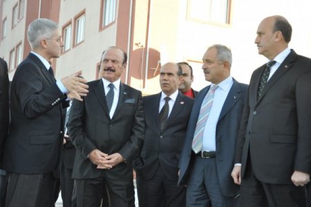 Türkiye'den Kırgızistan'a gelen siyasetçi ve işadamlarından Türk okuluna ziyaret