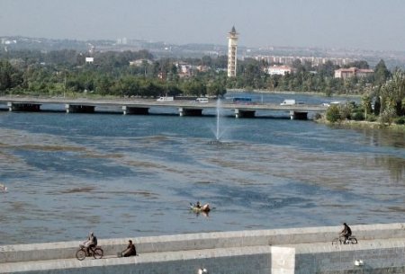 Türkiye'nin Akdeniz'e Dökülen En Büyük Nehri Kayıkla Temizleniyor