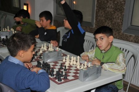 Türkiye'nin dört bir yanından gelen minikler satrançta kıyasıya yarıştı