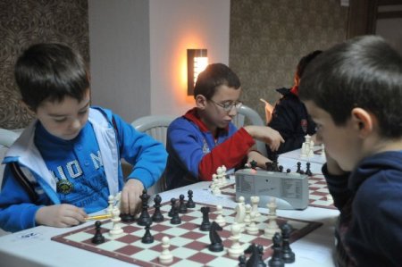 Türkiye'nin dört bir yanından gelen minikler satrançta kıyasıya yarıştı