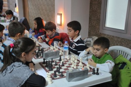 Türkiye'nin dört bir yanından gelen minikler satrançta kıyasıya yarıştı