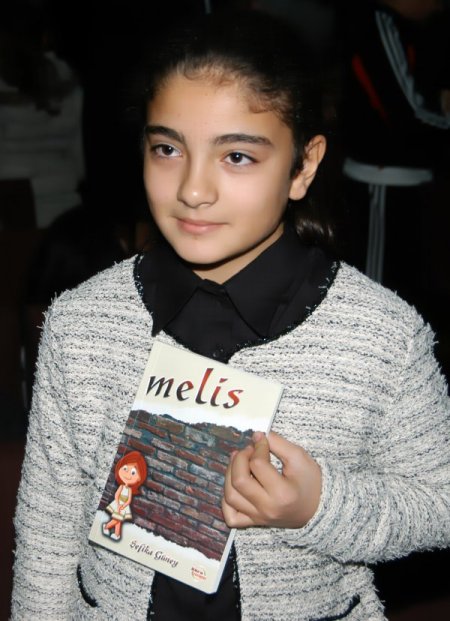 Türkiye'nin en genç yazarı, kitabını tanıttı