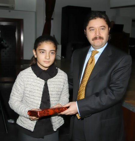 Türkiye'nin en genç yazarı, kitabını tanıttı