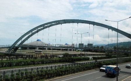 Türkiye'nin En Uzun Üst Geçidine İntihar Girişimlerini Önlemek İçin Demir Çiviler Takıldı