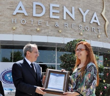 Türkiye’nin ilk helal turizm hizmet belgesini Adenya Otel aldı