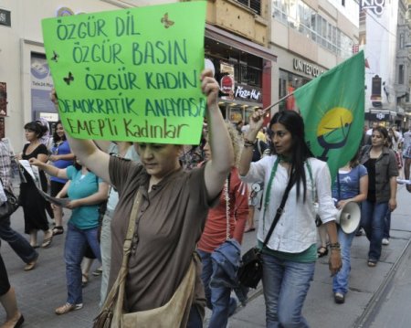 Türkiye’nin İlk Kürtçe Gazetesinin Kapatılmasını Protesto Ettiler
