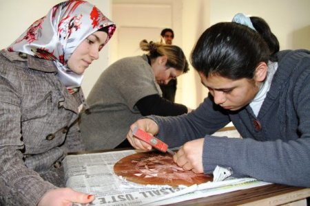 Türkiye’nin Kadın Bakır Ustaları Mardin’de Yetişiyor