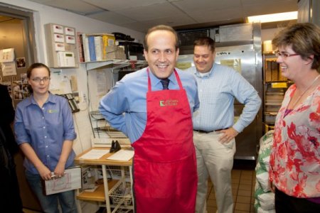 Türkiye’nin Washington Büyükelçiliği Evsizlere Yemek Dağıttı