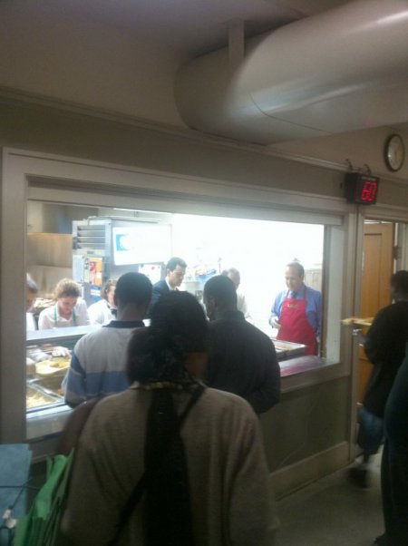 Türkiye’nin Washington Büyükelçiliği Evsizlere Yemek Dağıttı