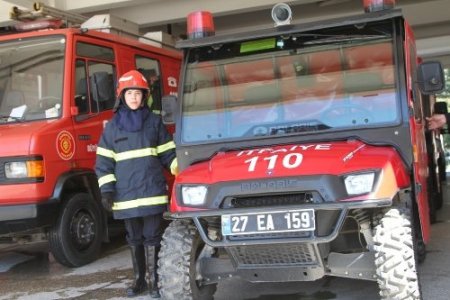Türkiye'nin yangın söndüren ilk bayan itfaiyecisi