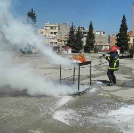 Türkiye'nin yangın söndüren ilk bayan itfaiyecisi