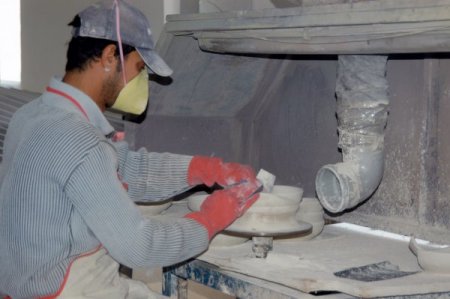 Türkiye'yi çiniyle dünyaya taşıyor