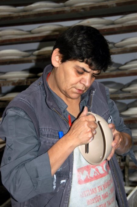 Türkiye'yi çiniyle dünyaya taşıyor